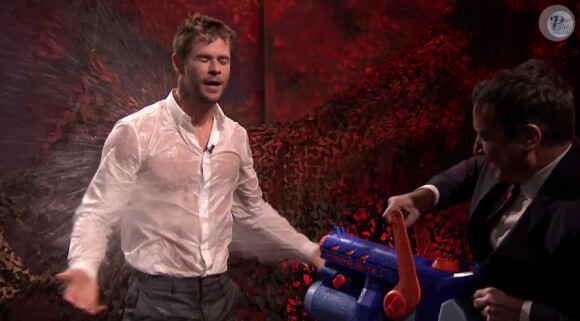 Le 13 janvier dernier, Chris Hemsworth a livré une bataille d'eau avec l'animateur Jimmy Fallon sur le plateau de The Tonight Show pour le plus grand bonheur des téléspectatrices !