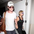  Chris Hemsworth et Elsa Pataky arrivent &agrave; l'a&eacute;roport de LAX &agrave; Los Angeles, le 26 aout 2014&nbsp;  