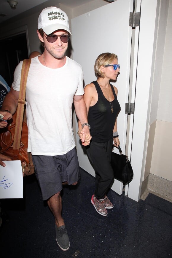 Chris Hemsworth et Elsa Pataky arrivent à l'aéroport de LAX à Los Angeles, le 26 aout 2014  