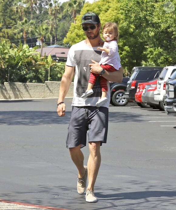 Chris Hemsworth, sa femme Elsa Pataky et leur fille India se rendent dans un cabinet médical à Malibu, le 10 avril 2014.  