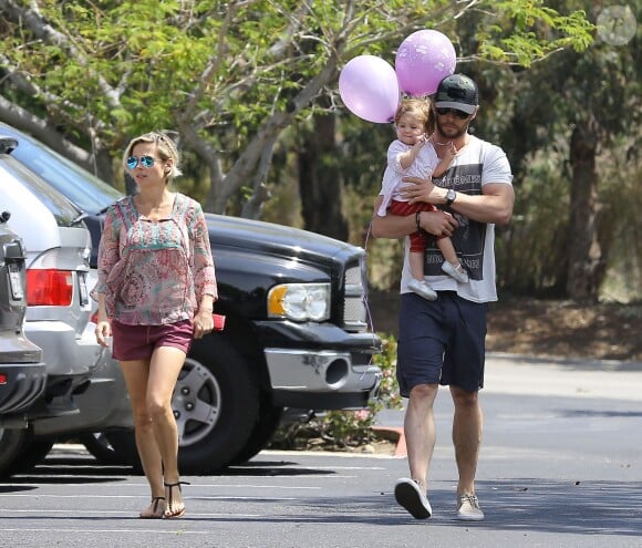 Chris Hemsworth, sa femme Elsa Pataky et leur fille India se rendent dans un cabinet médical à Malibu, le 10 avril 2014. 