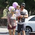  Chris Hemsworth, sa femme Elsa Pataky et leur fille India se rendent dans un cabinet m&eacute;dical &agrave; Malibu, le 10 avril 2014.&nbsp;  