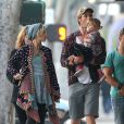  Elsa Pataky enceinte, son mari Chris Hemsworth et leur fille India font du shopping en compagnie d'autres membres de la famille a Venice Beach, le 8 janvier 2014.&nbsp;  