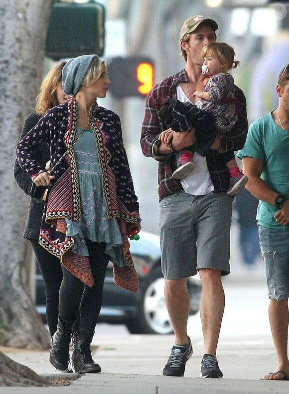 Elsa Pataky enceinte, son mari Chris Hemsworth et leur fille India font du shopping en compagnie d'autres membres de la famille a Venice Beach, le 8 janvier 2014.  