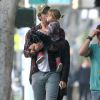 Elsa Pataky enceinte, son mari Chris Hemsworth et leur fille India font du shopping en compagnie d'autres membres de la famille a Venice Beach, le 8 janvier 2014.  