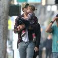  Elsa Pataky enceinte, son mari Chris Hemsworth et leur fille India font du shopping en compagnie d'autres membres de la famille a Venice Beach, le 8 janvier 2014.&nbsp;  
