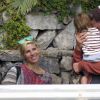 Elsa Pataky enceinte et son mari Chris Hemsworth se promenent avec leur fille India sur l'ile de la Gomera, le 17 novembre 2013.  