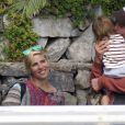  Elsa Pataky enceinte et son mari Chris Hemsworth se promenent avec leur fille India sur l'ile de la Gomera, le 17 novembre 2013.&nbsp;  