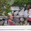Elsa Pataky enceinte et son mari Chris Hemsworth se promenent avec leur fille India sur l'ile de la Gomera, le 17 novembre 2013.  