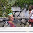  Elsa Pataky enceinte et son mari Chris Hemsworth se promenent avec leur fille India sur l'ile de la Gomera, le 17 novembre 2013.&nbsp;  