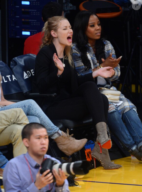 Iggy Azalea assiste à la rencontre Los Angeles Lakers - Phoenix Suns au Staples Center. Los Angeles, le 28 décembre 2014.
