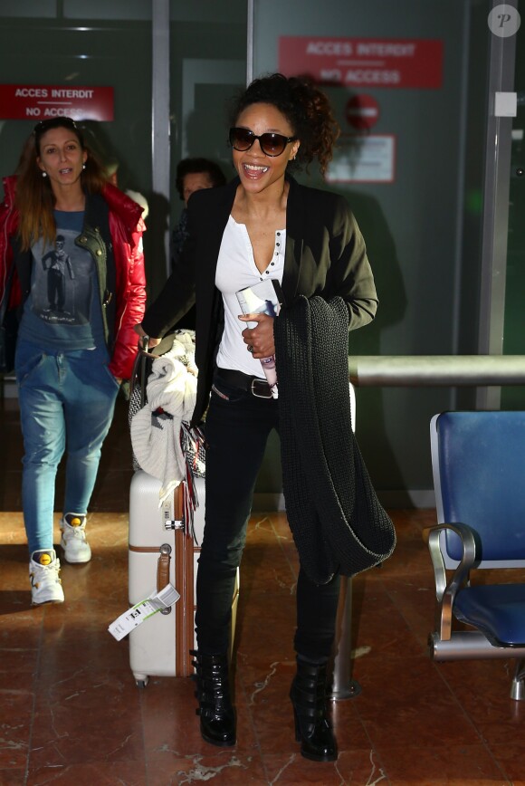 Louisy Joseph arrive à l'aéroport de Nice avant une représentation dans le cadre de la tournée Danse avec les stars, le 6 janvier 2015.