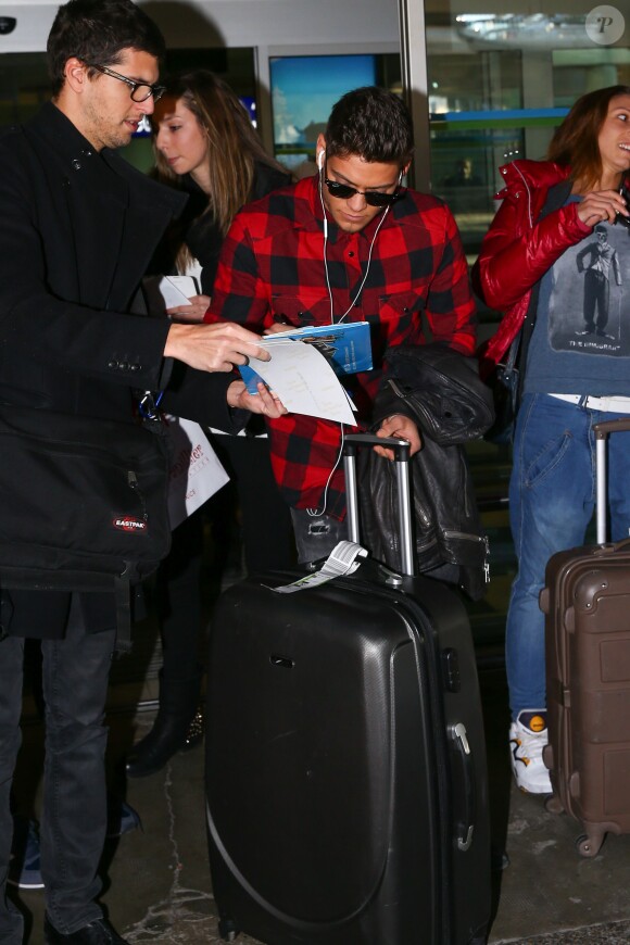 Rayane Bensetti arrive à l'aéroport de Nice avant une représentation dans le cadre de la tournée Danse avec les stars, le 6 janvier 2015.