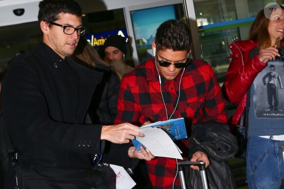 Rayane Bensetti arrive à l'aéroport de Nice avant une représentation dans le cadre de la tournée Danse avec les stars, le 6 janvier 2015.
