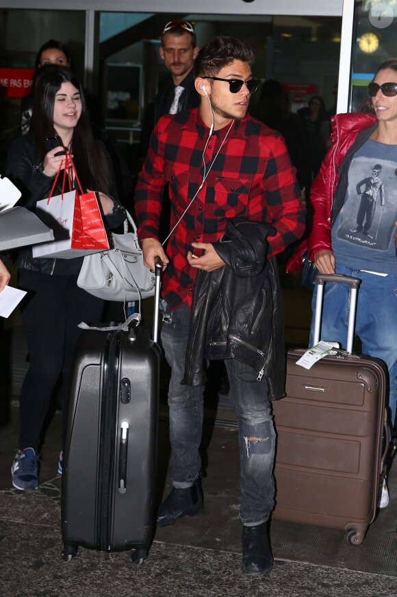 Rayane Bensetti arrive à l'aéroport de Nice avant une représentation dans le cadre de la tournée Danse avec les stars, le 6 janvier 2015.