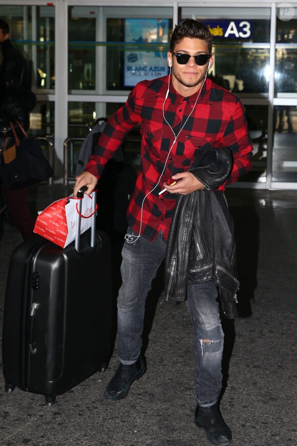 Rayane Bensetti arrive à l'aéroport de Nice avant une représentation dans le cadre de la tournée Danse avec les stars, le 6 janvier 2015.