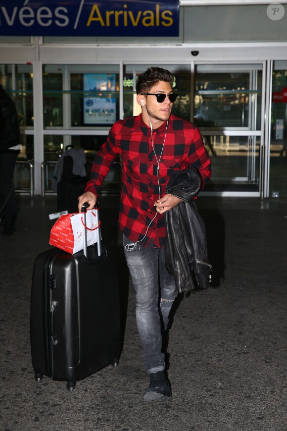 Rayane Bensetti arrive à l'aéroport de Nice avant une représentation dans le cadre de la tournée Danse avec les stars, le 6 janvier 2015.