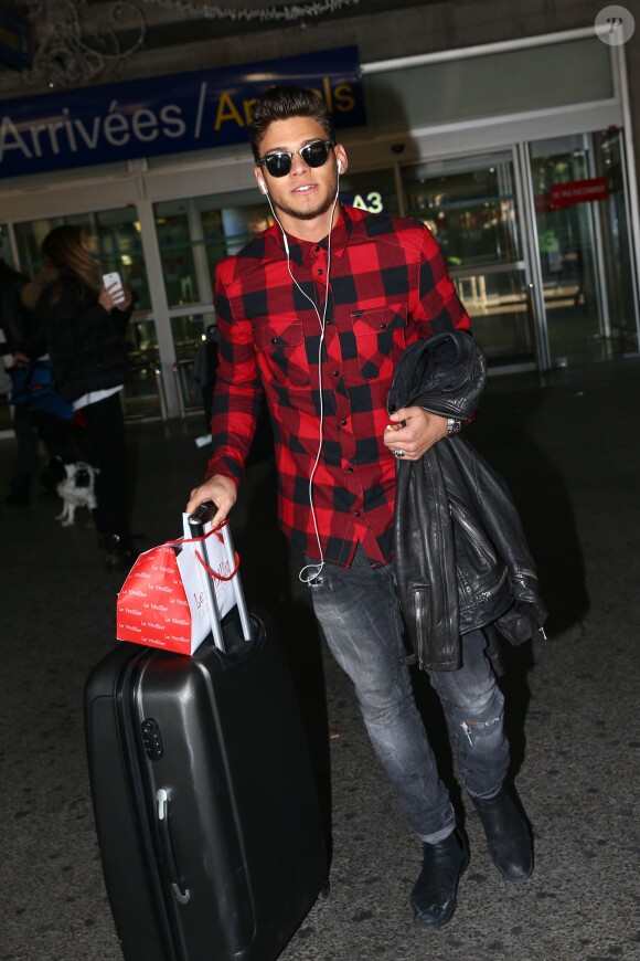 Rayane Bensetti arrive à l'aéroport de Nice avant une représentation dans le cadre de la tournée Danse avec les stars, le 6 janvier 2015.