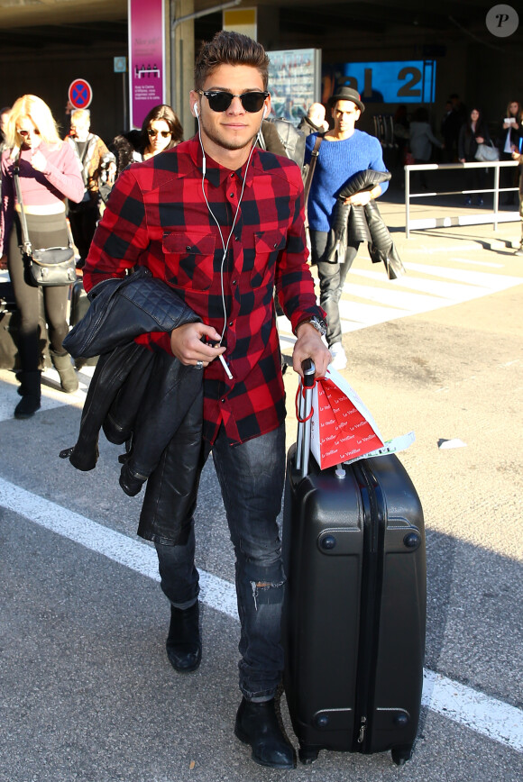 Rayane Bensetti arrive à l'aéroport de Nice avant une représentation dans le cadre de la tournée Danse avec les stars, le 6 janvier 2015.