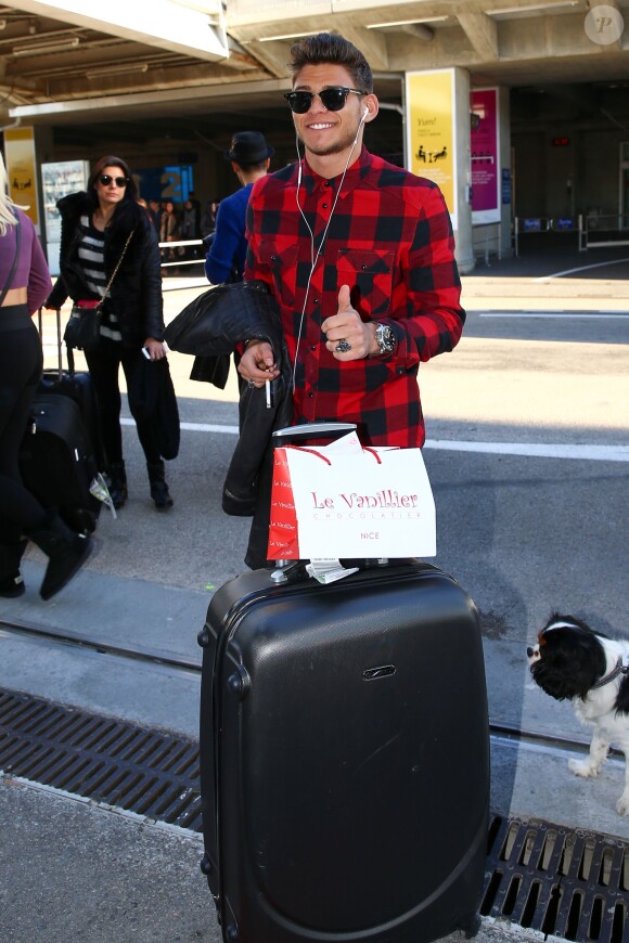 Rayane Bensetti arrive à l'aéroport de Nice avant une représentation dans le cadre de la tournée Danse avec les stars, le 6 janvier 2015.