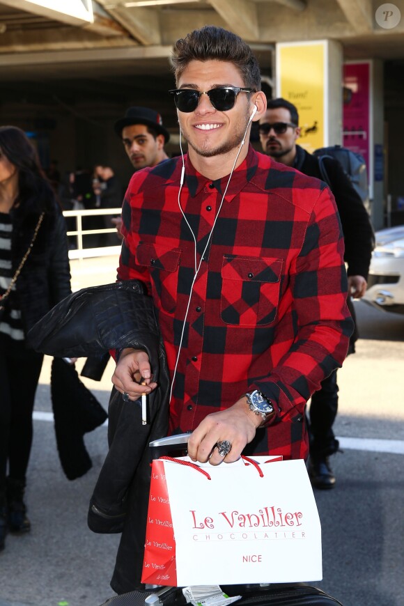 Rayane Bensetti arrive à l'aéroport de Nice avant une représentation dans le cadre de la tournée Danse avec les stars, le 6 janvier 2015.