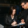 Nathalie Péchalat signe des autographes à l'aéroport de Nice avant une représentation dans le cadre de la tournée Danse avec les stars, le 6 janvier 2015.