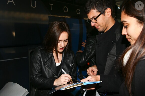 Nathalie Péchalat signe des autographes à l'aéroport de Nice avant une représentation dans le cadre de la tournée Danse avec les stars, le 6 janvier 2015.