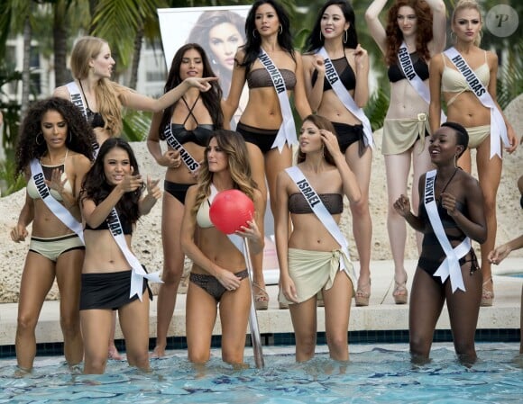 Les prétendantes à l'élection Miss Univers, toutes en maillot de bain Yamamay pendant le défilé en bikini, pour l'élection Miss Univers, à piscine du Trump National, à Miami, le 14 janvier 2015 