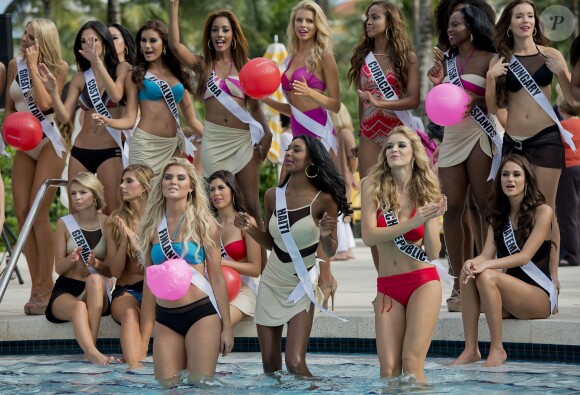 Les nombreuses prétendantes à l'élection Miss Univers, toutes en maillot de bain Yamamay pendant le défilé en bikini, pour l'élection Miss Univers, à piscine du Trump National, à Miami, le 14 janvier 2015 
