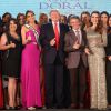 Donald Trump et toutes prétendantes au titre de Miss Univers à la soirée une récéption pour Miss Univers. Le 9 janvier 2015.