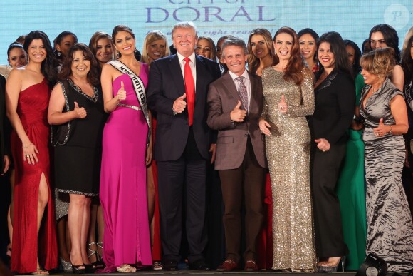 Donald Trump et toutes prétendantes au titre de Miss Univers à la soirée une récéption pour Miss Univers. Le 9 janvier 2015.