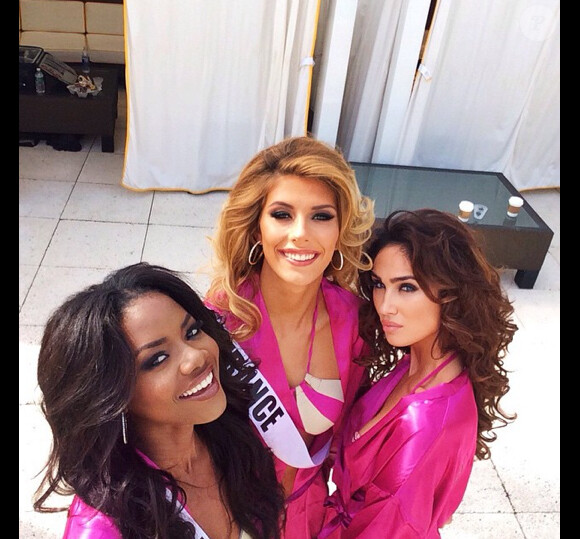 Camille Cerf pose en maillot de bain avec Maggaly Nguema (Miss Gabon) et Lisa Madden (Miss Irelande). Concours Miss Univers en Floride. Janvier 2015.
