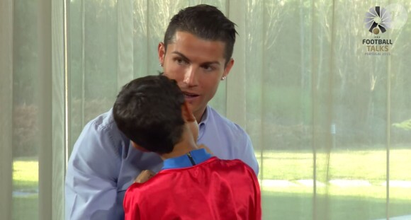 Le fils de Cristiano Ronaldo du Real Madrid intervient en pleine interview déguisé en Superman le 14 janvier 2015. 