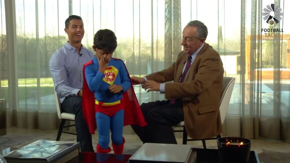 Cristiano Ronaldo : Quand Cristiano Jr. interrompt une interview... en Superman