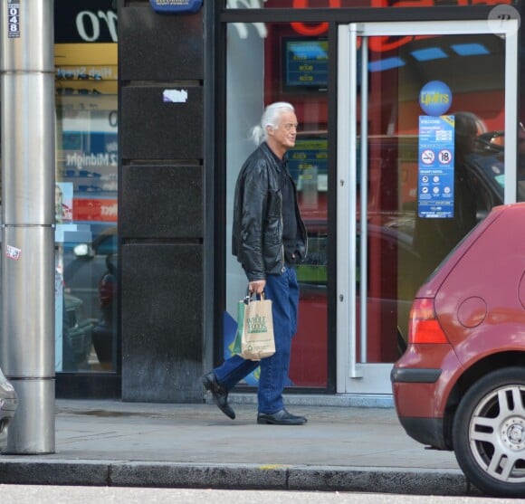 Jimmy Page se promène sur Kensington Street, au coin de son domicile où il est actuellement en conflit avec son voisin Robbie Williams, qui a des projets de construction qui semblent déranger Jimmy Page. Le 14 janvier 2015  Jimmy Page pictured walking down Kensington high Street today around the corner from his Holland park mansion where he is embroiled in a dispute with his neighbor Robbie Williams over proposed building work. 14 January 2015.14/01/2015 - Londres