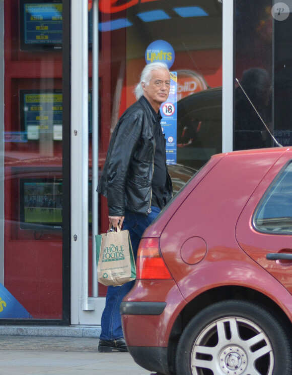 Jimmy Page se promène sur Kensington Street, au coin de son domicile où il est actuellement en conflit avec son voisin Robbie Williams, qui a des projets de construction qui semblent déranger Jimmy Page. Le 14 janvier 2015  Jimmy Page pictured walking down Kensington high Street today around the corner from his Holland park mansion where he is embroiled in a dispute with his neighbor Robbie Williams over proposed building work. 14 January 2015.14/01/2015 - Londres