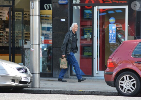 Jimmy Page se promène sur Kensington Street, au coin de son domicile où il est actuellement en conflit avec son voisin Robbie Williams, qui a des projets de construction qui semblent déranger Jimmy Page. Le 14 janvier 2015  Jimmy Page pictured walking down Kensington high Street today around the corner from his Holland park mansion where he is embroiled in a dispute with his neighbor Robbie Williams over proposed building work. 14 January 2015.14/01/2015 - Londres