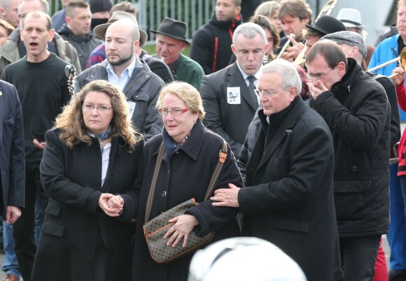 Denise Charbonnier (la mère du dessinateur Charb, Stéphane Charbonnier), Michel Charbonnier (le père du dessinateur Charb, Stéphane Charbonnier) et Laurent Charbonnier (le frère du dessinateur Charb, Stéphane Charbonnier) - Sorties des obsèques du dessinateur Charb (Stéphane Charbonnier) à la Halle Saint Martin à Pontoise, le 16 janvier 2015.