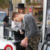 Iggy Azalea prend de l'essence puis va faire du shopping à Westwood, le 16 janvier 2015. 
