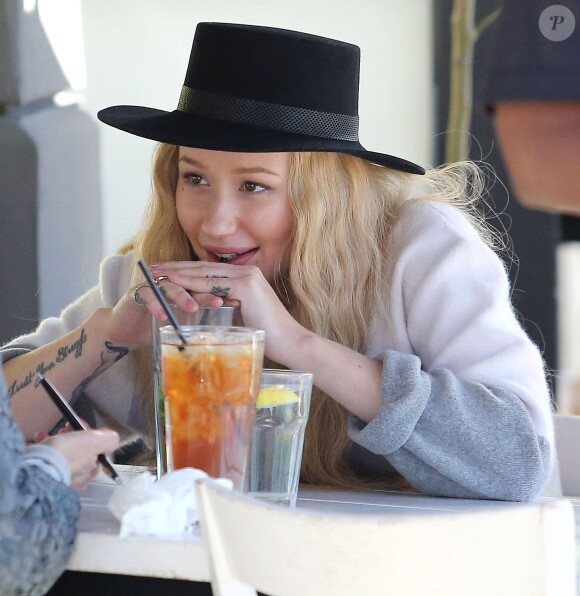 Iggy Azalea va chez Barney's New York faire du shopping, avec sa mère, après un déjeuner en tête à tête, à Los Angeles, le 16 janvier 2015