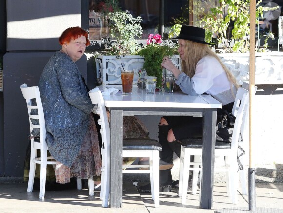 Iggy Azalea va chez Barney's New York faire du shopping, avec sa mère, après un déjeuner en terrasse, à Los Angeles, le 16 janvier 2015