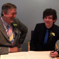 Stephen Fry : L'acteur de 57 ans a épousé son chéri de 27 ans !