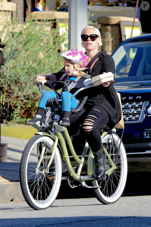 La chanteuse Pink et sa fille Willow font du vélo à Los Angeles, le 17 janvier 2015