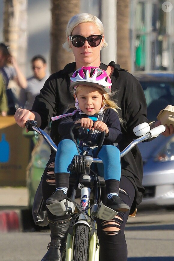 Pink et sa fille Willow font du vélo à Los Angeles, le 17 janvier 2015