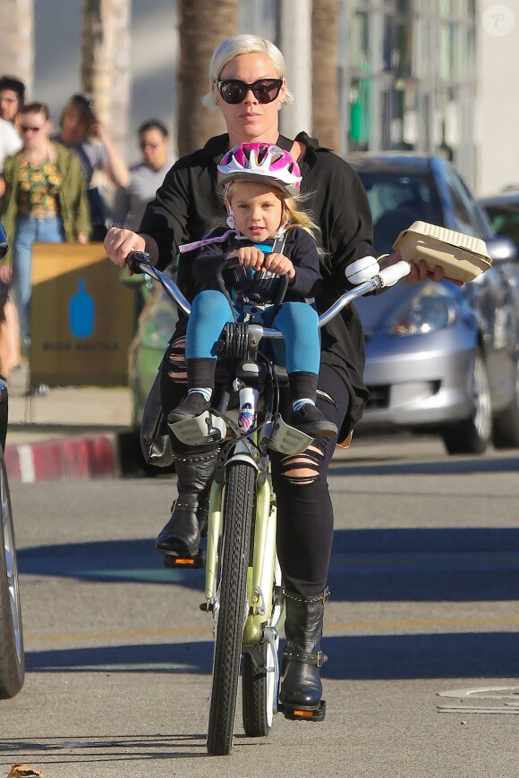 La star Pink et sa fille Willow font du vélo à Los Angeles, le 17 janvier 2015