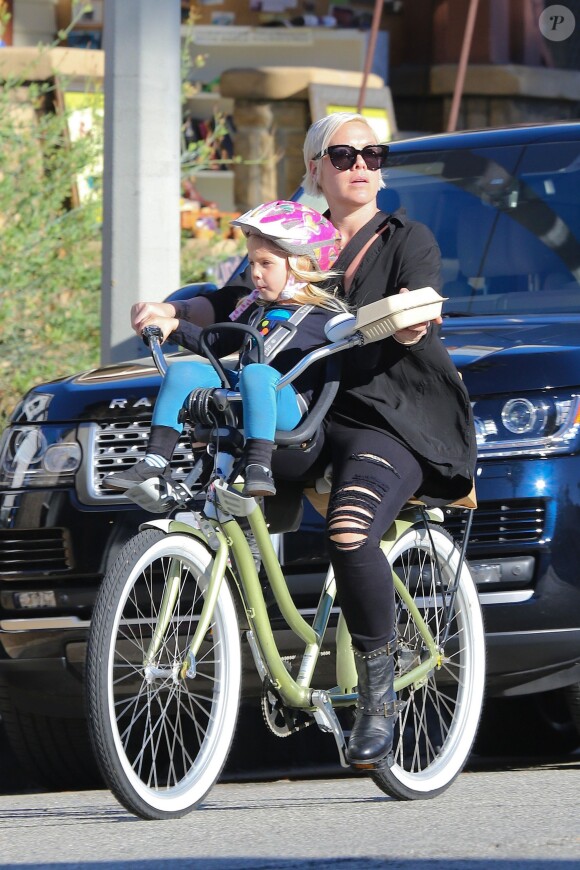 Pink et sa craquante fille Willow font du vélo à Los Angeles, le 17 janvier 2015