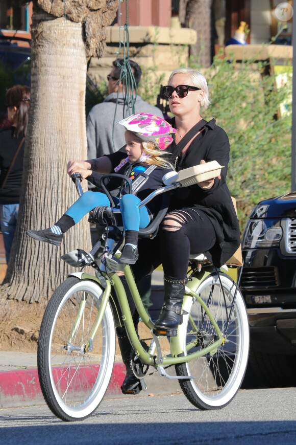 Pink et Willow font du vélo à Los Angeles, le 17 janvier 2015