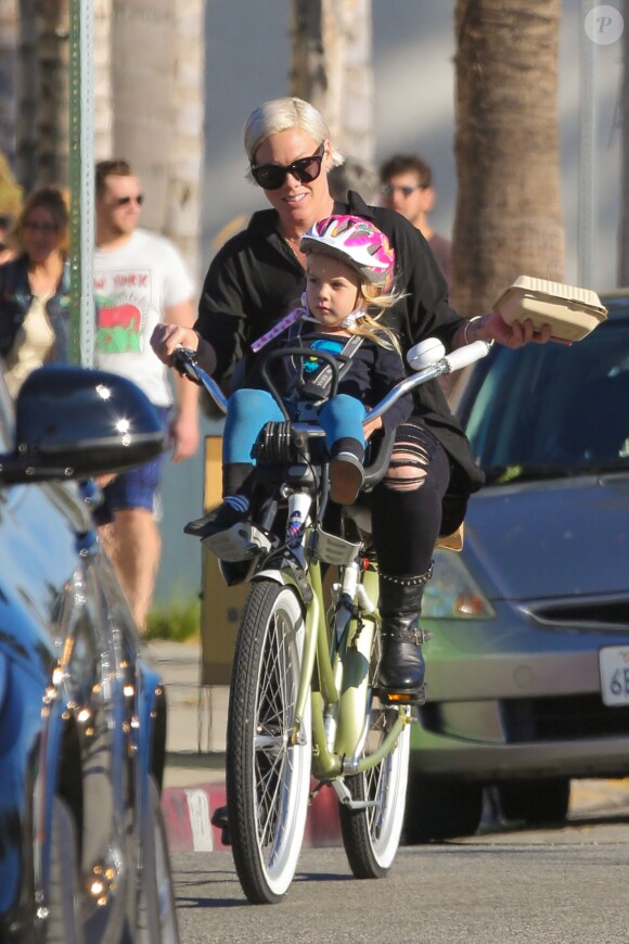 Pink et sa fille Willow font du vélo à Los Angeles, le 17 janvier 2015
