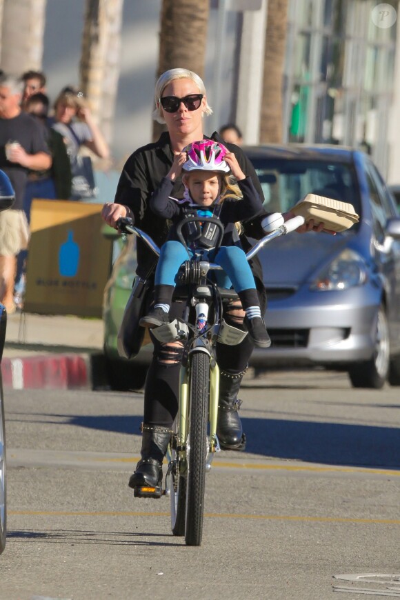 Pink et sa fille Willow font du vélo à Los Angeles, le 17 janvier 2015