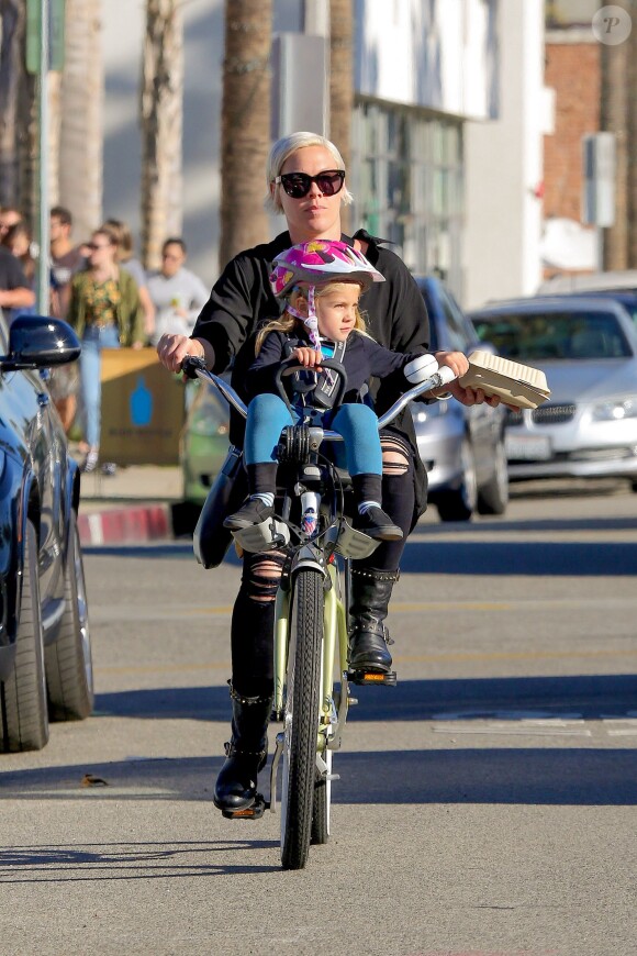 Pink et sa fille Willow font du vélo à Los Angeles, le 17 janvier 2015